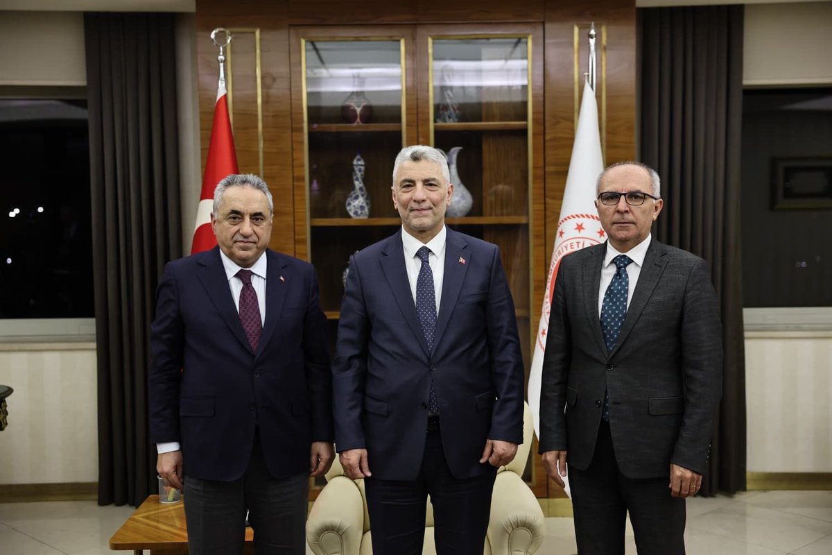 📌 Ticaret Bakanımız Prof.Dr. Ömer BOLAT’ı ziyaret ederek, Ticaret Bakanlığı personelimizi ilgilendiren konularda sahadan aldığımız verileri, düşünce ve önerilerimizi paylaşma imkanı bulduk.

📌 Kıymetli bakanımıza nazik kabulü, personel lehine düşünce ve uygulamaları ile