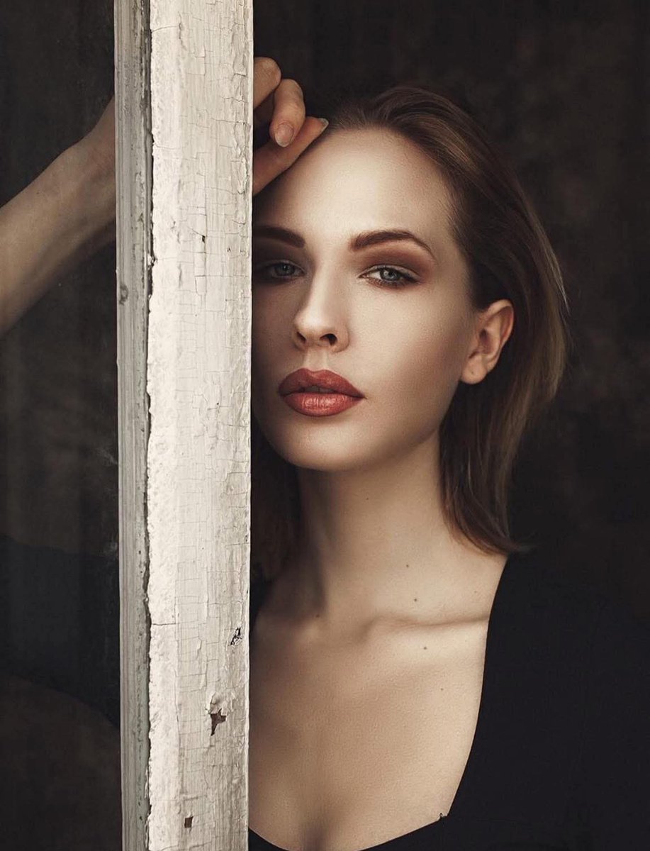 Pilar__HA's tweet image. El primer nivel de conocimiento es saber callar,
El segundo es saber expresar muchas ideas con pocas palabras,
El tercero es saber hablar sin decir mucho y mal.
Solo debes hablar cuando tengas algo que decir, que realmente valga la pena, o al menos, que valga más que el…