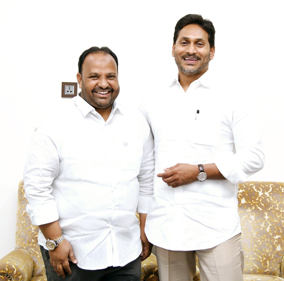 SkGulamrasool3's tweet photo. DT:05-02-2026 ఈ రోజు తాడేపల్లి నందు ఆంధ్ర ప్రదేశ్ మాజీ ముఖ్యమంత్రి వర్యుల��� గౌరవ వై.యస్.ఆర్ కాంగ్రెస్ పార్టీ అధ్యక్షులు  #వైయస్_జగన్_మోహన్_రెడ్డి గారినీ వారి నివాసంలో మర్యాదపూర్వకంగా కలిసిన,
ysrcp రాష్ట్ర కార్యదర్శి తెనాలి పత్తిపాడు 
నియోజకవర్గ పరిశీలకులు @ysjagan https://t.co/ccHMGa2Ij5