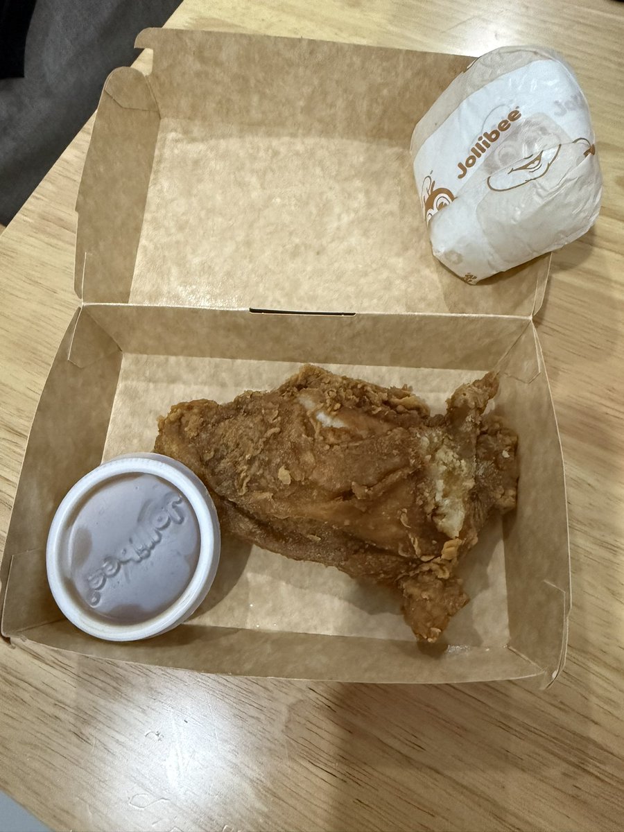 macoylaxa's tweet photo. @Jollibee, yung chicken joy nyo wala ng joy. 😩 https://t.co/ekQ6jAjlm6