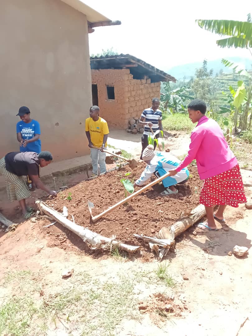 Uyu munsi urubyiruko rw'abakorerabushake ba <a href="/NgororeroDistr/">Ngororero District</a> ku ubufatanye ni intore ziri ku urugerero #Inkomezabigwi13 twakoze ibikorwa bibangamiye imibereho myiza y'Abaturage : 
✅️ Kubaka ibwoherero.
✅️ Gusiza umuhanda .
✅️ Gukurungira inzu.
<a href="/RwandaYouthArts/">Ministry of Youth and Arts | Rwanda</a>