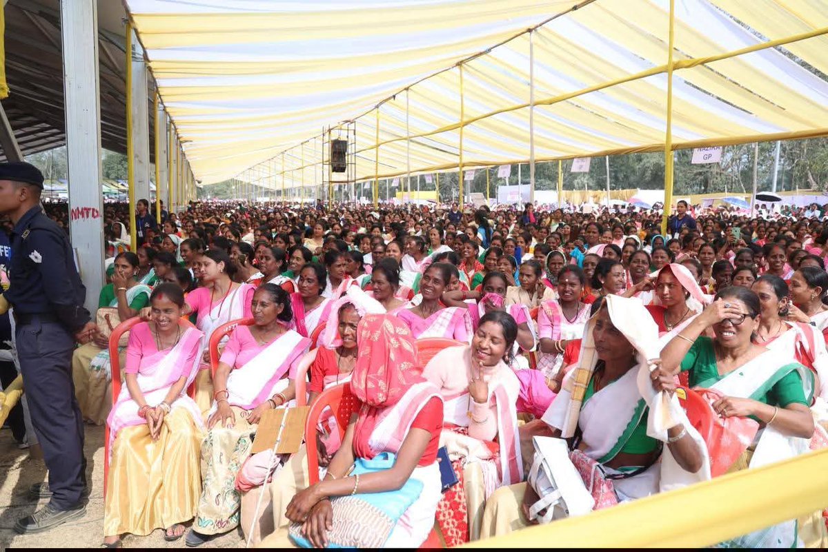 মুখ্যমন্ত্ৰীৰ মহিলা উদ্যমিতা আঁচনিয়ে মহিলাসকলক আত্মনিৰ্ভৰ কৰি তোলাৰ ক্ষেত্ৰত প্ৰেৰণা যোগোৱাৰ সমান্তৰালকৈ বৃদ্ধি কৰিছে মহিলাসকলৰ আত্মসন্মান আৰু মৰ্যাদা। গ্ৰাম্য অৰ্থনীতিৰ বিকাশৰ জৰিয়তে অসমৰ অৰ্থনৈতিক উত্থানৰ লক্ষ্যৰে এই আঁচনিৰ জৰিয়তে ৪০ লাখ মহিলা উদ্যোগীক শক্তিশালী কৰিবলৈ