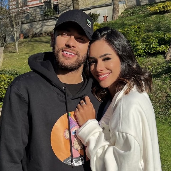 choquei's tweet photo. 🚨VEJA: Bruna Biancardi posta foto com Neymar e parabeniza o marido. https://t.co/SBLFQ8mMUB