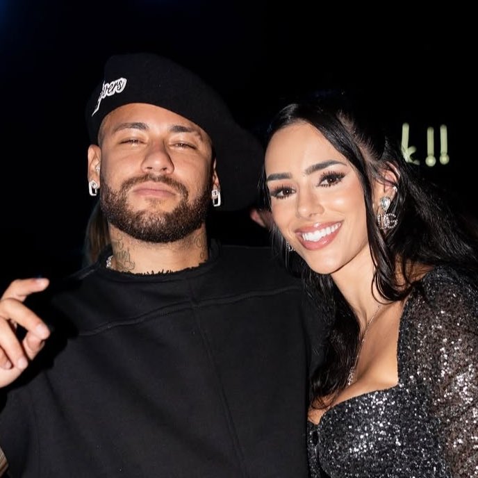 choquei's tweet photo. 🚨VEJA: Bruna Biancardi posta foto com Neymar e parabeniza o marido. https://t.co/SBLFQ8mMUB