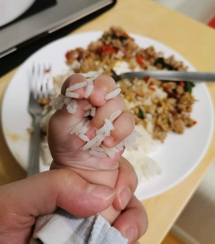 Uno cree que es fuerte hasta que tienes que abrirle las manos a un bebé. 😂😂😂