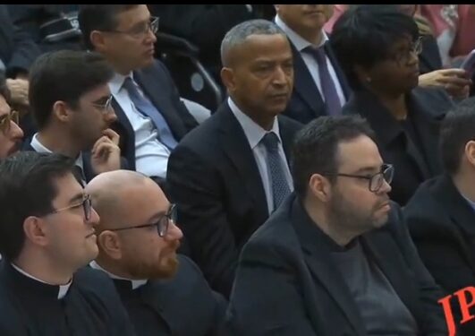 #RDC 🇨🇩-#Vatican 🇻🇦
L’opposant congolais Moïse Katumbi, président du parti Ensemble pour la République, a été reçu en audience par le pape Léon XIV au Vatican, mercredi 28 janvier 2026, à l’issue de l’audience générale dans la salle Paul VI à Rome. 

Selon les premiers éléments