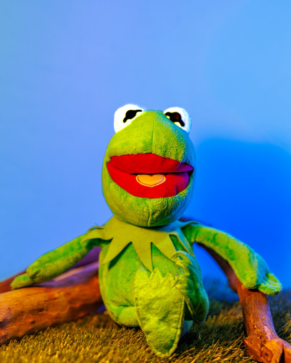 Que grata sorpresa es el especial de #TheMuppetShow. Todo genial, aunque sigo sin ser fan de la voz actual de Kermit / René tanto en inglés como español.