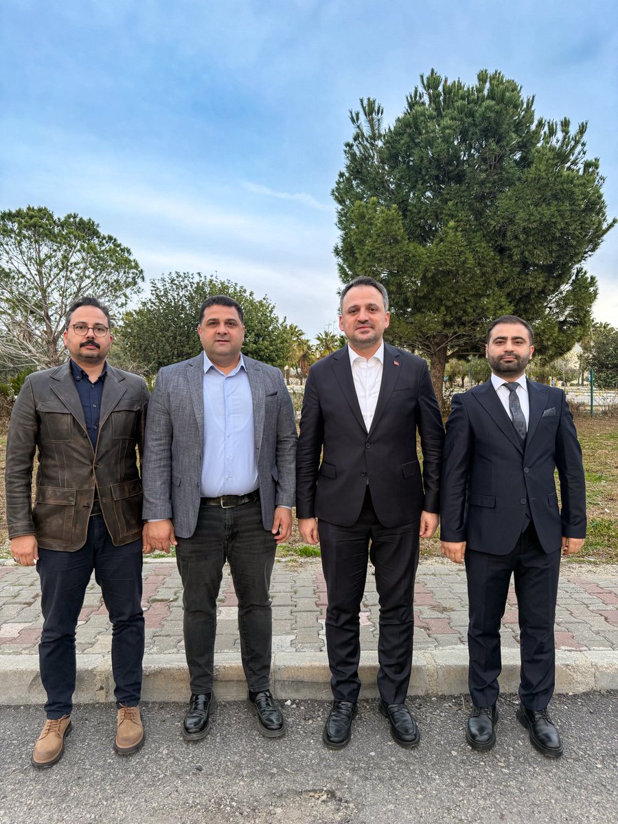 Uzun yıllar, uzun yollar yürüdüğümüz, aynı davaya baş koyduğumuz Gençlik Spor Bakan Yardımcımız Enes Eminoğlu bir dizi program vesilesi ile şehrimizde misafirimiz idi muhabbetini özlemişiz..

<a href="/eminogluenes/">Dr. Enes Eminoğlu</a> 
<a href="/mcihatunsal/">Muhammed Cihat Unsal</a> 
<a href="/yasammucidi/">Erhan ERTEK</a> 
<a href="/AtaAkgn6/">Ata Akgün</a>