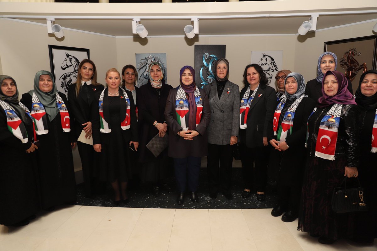 busrapaker's tweet photo. 📍 Cumhurbaşkanlığı Millet Kütüphanesi 

Türkiye Şehit Yakınları ve Gaziler Dayanışma Vakfı tarafından, Gazze’ye destek amacıyla düzenlenen “Sessiz Çığlıklar” Filografi Sergisi’ni ziyaret ettik.

Şehit yakınlarımızın sabır, emek ve duyarlılıkla hazırladığı bu eserler; mazlum coğrafyaların yaşadığı acıları sanatın diliyle anlatırken, insanlığın ortak vicdanına güçlü bir çağrı niteliği taşıyor.

Bu vesileyle aziz şehitlerimizi rahmet ve dualarla anıyor, kahraman gazilerimize minnet ve şükranlarımı sunuyorum. 🇹🇷