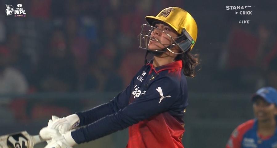 JonahAbraham26's tweet photo. SMRITI Mandhana Lofting CHARANI for a Huge Six was not on my Cards. What a Shot, Captain!! 🤩
#SmritiMandhana #DCWvsRCB #WPL2026 https://t.co/HjNsK13GCu
