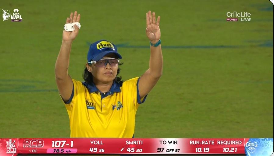 JonahAbraham26's tweet photo. SMRITI Mandhana Lofting CHARANI for a Huge Six was not on my Cards. What a Shot, Captain!! 🤩
#SmritiMandhana #DCWvsRCB #WPL2026 https://t.co/HjNsK13GCu