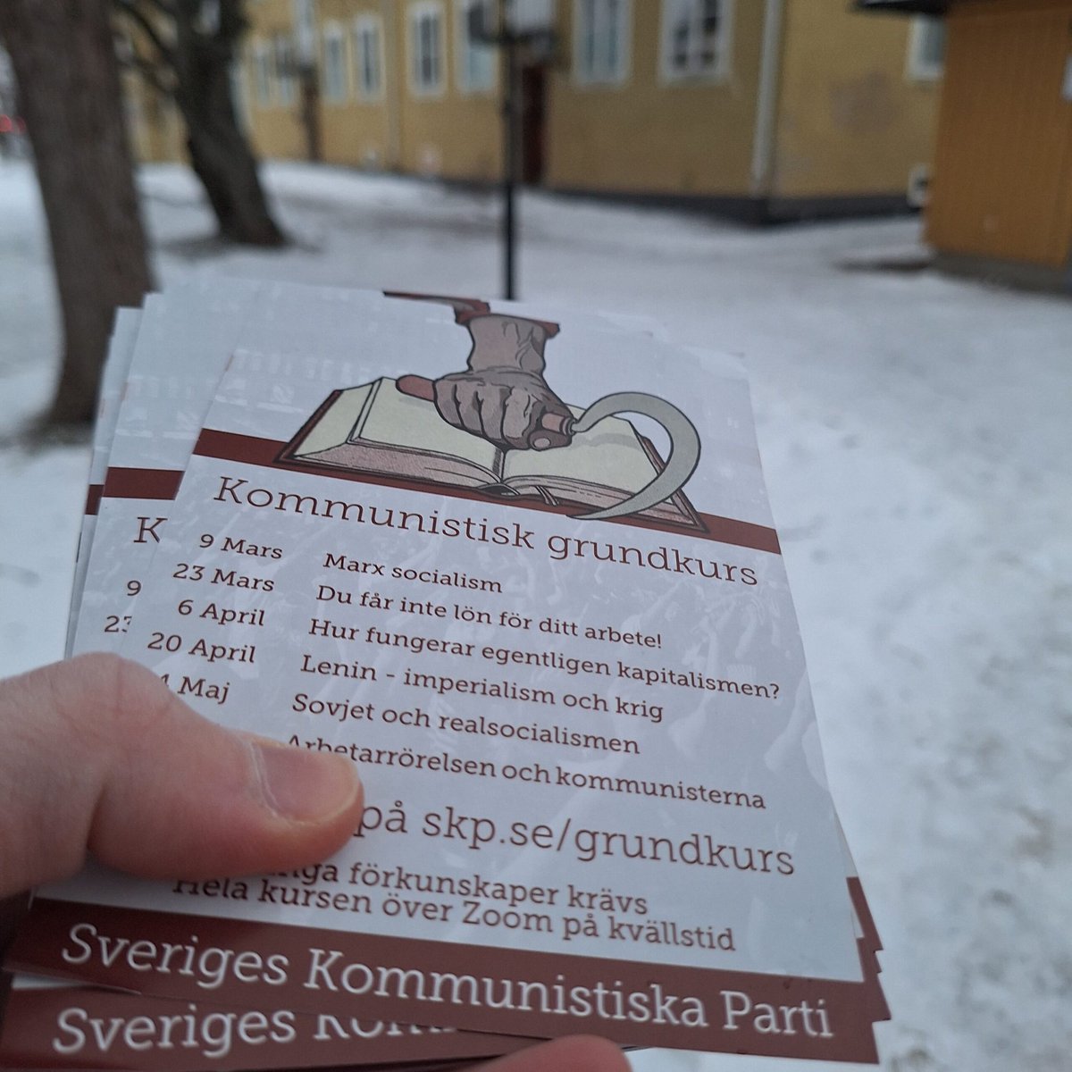 kommunisterna's tweet photo. 🔴 Grundkurs i kommunism – rakt ner i brevlådan
SKP Östra har spridit information om partiets grundkurs i kommunism genom flygbladsutdelning i brevlådor i Uppsalas studentområden.
Läs mer på: https://t.co/tf4ZJWAIcY
#svpol #vpol #SKP #studier #uppsala https://t.co/ox5iOM0114