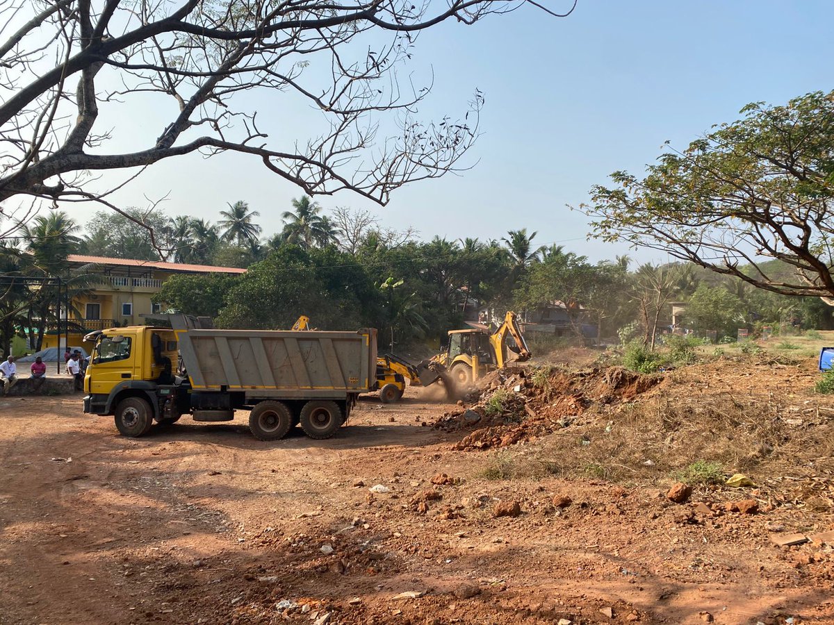 LMRWA_Goa's tweet photo. STATE MACHINERY BEING USED FOR ILLEGAL ACTIVITY
Day 2 &amp; still no work order from @ccpgoa  officials! After stopping them because of no work order, the police was illegally called &amp; illegal excavation started on the private open space of La Marvel Colony https://t.co/Qr6sikPKmC