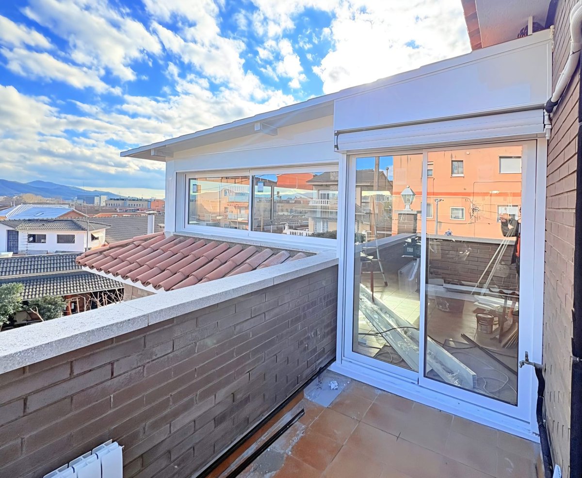 AluminioPonsico's tweet photo. Cerramiento en casa unifamiliar con ventanas correderas de dos hojas con vidrio climalit 4-16 gas argón – 4 plus planitherm 4s de la serie Silver 76 RPT Minimalista y techo de acero tipo teja
https://t.co/4vv2QRBimt https://t.co/MurZfZ0wwY