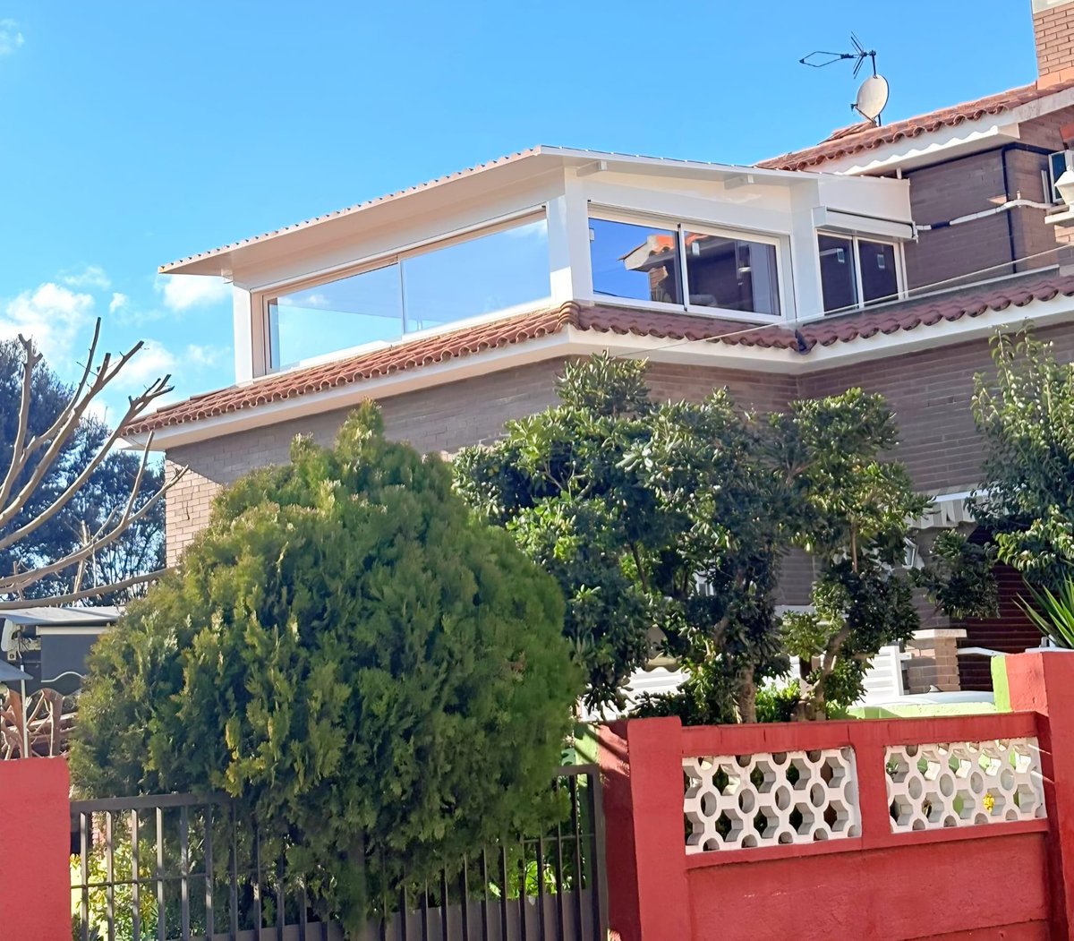 AluminioPonsico's tweet photo. Cerramiento en casa unifamiliar con ventanas correderas de dos hojas con vidrio climalit 4-16 gas argón – 4 plus planitherm 4s de la serie Silver 76 RPT Minimalista y techo de acero tipo teja
https://t.co/4vv2QRBimt https://t.co/MurZfZ0wwY