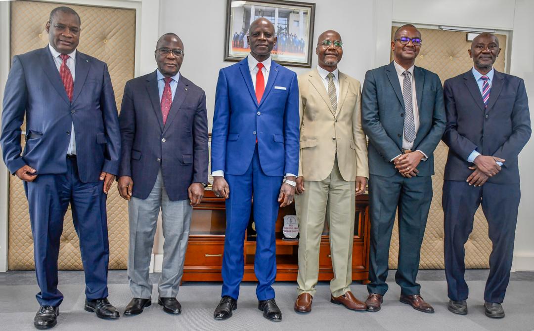 CSRS_CIV's tweet image. 𝐋𝐞 𝐧𝐨𝐦 𝐝𝐮 𝐩𝐫𝐨𝐜𝐡𝐚𝐢𝐧 𝐃𝐆 𝐝𝐮 𝐂𝐒𝐑𝐒 𝐚 𝐞́𝐭𝐞́ 𝐚𝐧𝐧𝐨𝐧𝐜𝐞́:𝐏𝐫𝐨𝐟 𝐙𝐎𝐔𝐄𝐔 𝐉𝐞́𝐫𝐞́𝐦𝐢𝐞 𝐓𝐡𝐨𝐮𝐚𝐤𝐞𝐬𝐬𝐞𝐡.
Sélectionné à l’issue d’un appel à candidatures international, le futur #DG a été retenu au terme d’un processus très #compétitif.
@ufhbci