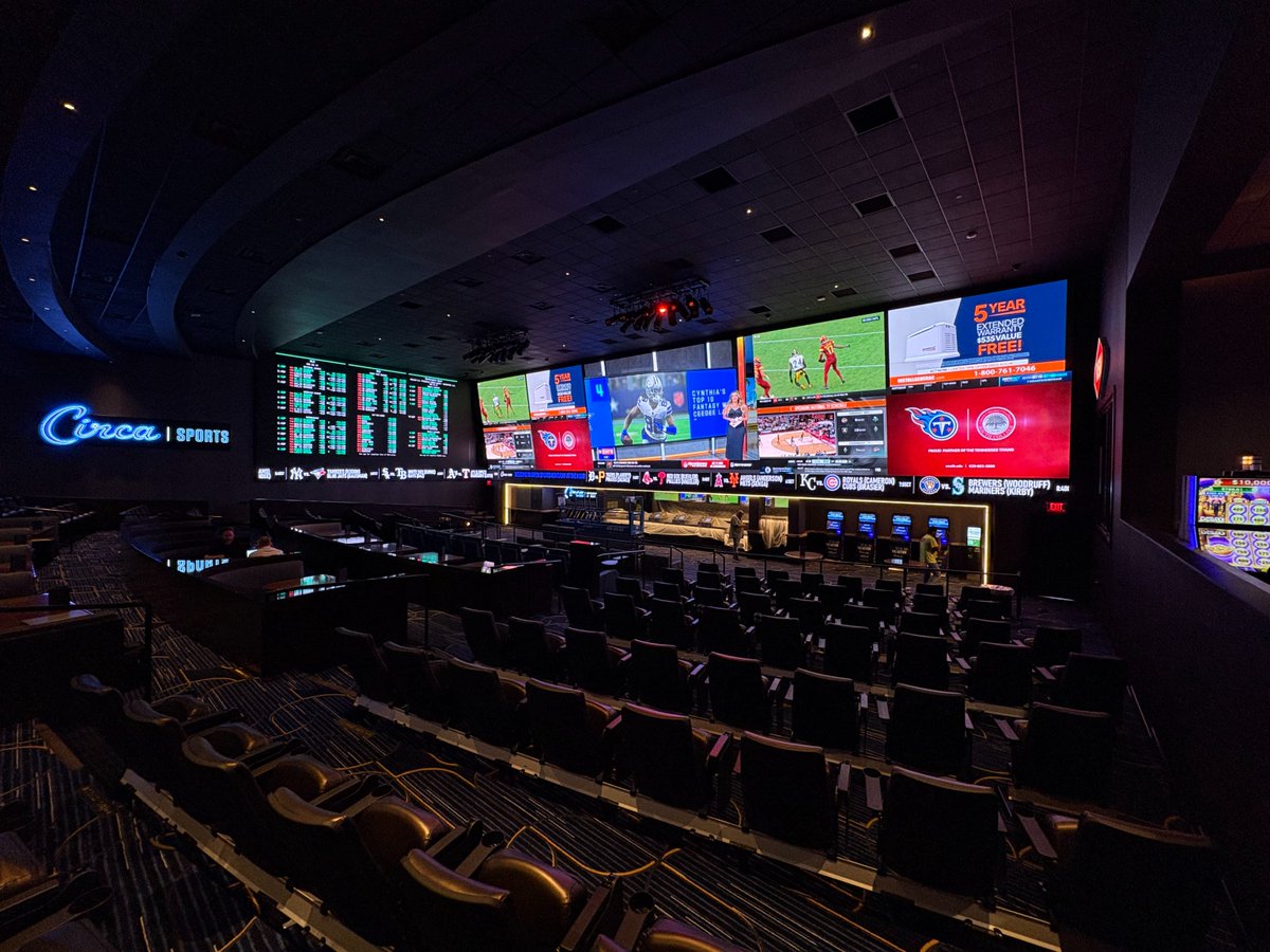 Daktronics's tweet image. When it's game time and you need all the information at your fingertips, our LED displays deliver the experience you need! These displays at Circa Kentucky Downs bring 80+ feet of digital canvas to share every moment. #dvLED #DakVideoWall #LEDVideoWall
ow.ly/8v7e50Y9kBR