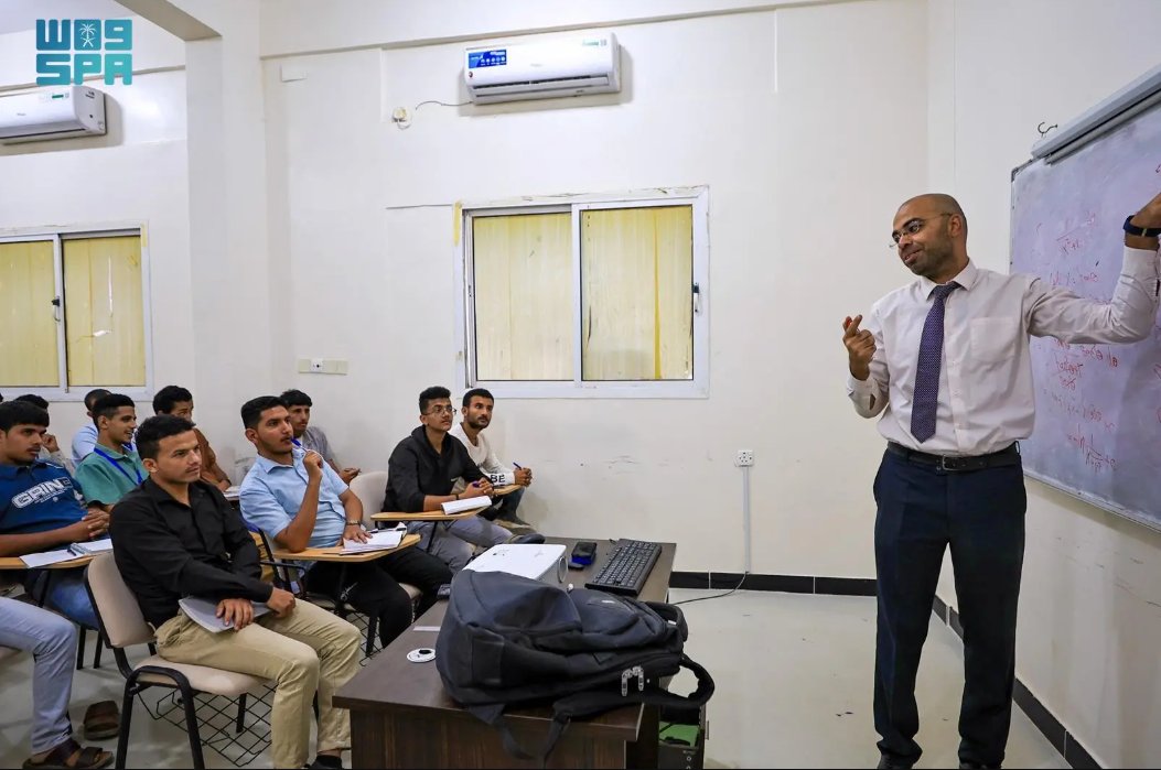 صور.. البرنامج السعودي لتنمية وإعمار اليمن يدعم استقرار التعليم في #سقطرى. 