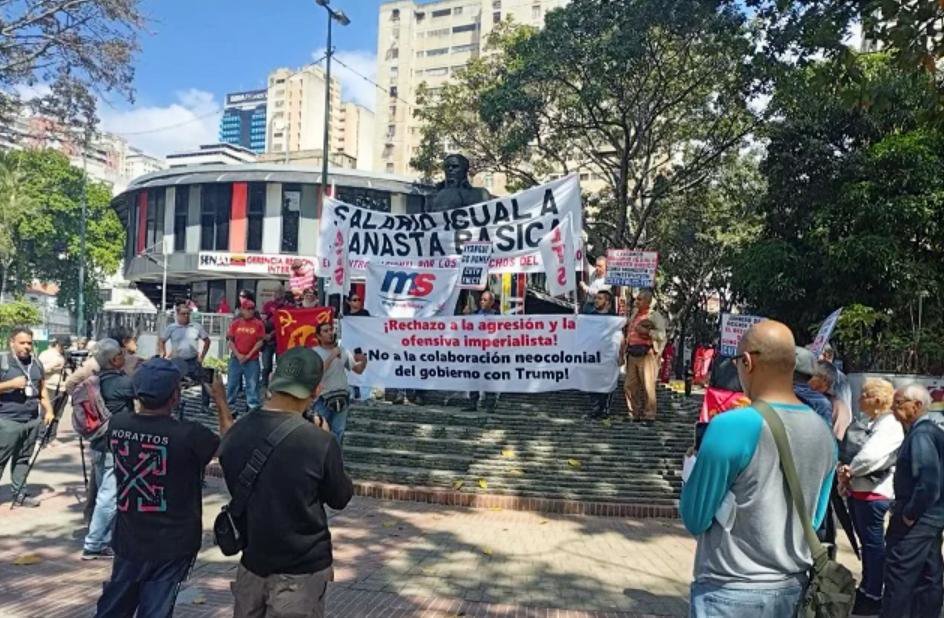 VzlaVoices's tweet photo. January 28, left-opposition organizations protested in Caracas and presented a letter to the Ombudsman’s Office, rejecting US military aggression and the Venezuelan government’s collaboration with Trump, as well as demanding democratic rights.

https://t.co/hO4xGYm8uh https://t.co/S0GG1WURNe