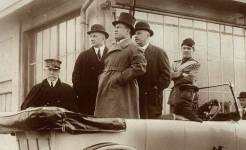 Un poco de historia...

La historia nos muestra como la extrema derecha fascista ascendió con el apoyo de grandes capitalistas y el apoyo de la derecha, para frenar a la izquierda...

Lo curioso es que hoy en día sucede algo similar...

Hilo 🧵⬇️