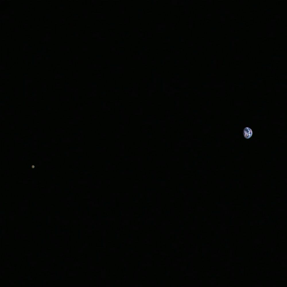 forocoches's tweet photo. Esta foto está hecha desde unos 3 millones de kilómetros 

La Luna y el planeta Tierra. Por la nave espacial JAXA Hayabusa2. https://t.co/wtZ6Xm2PdI