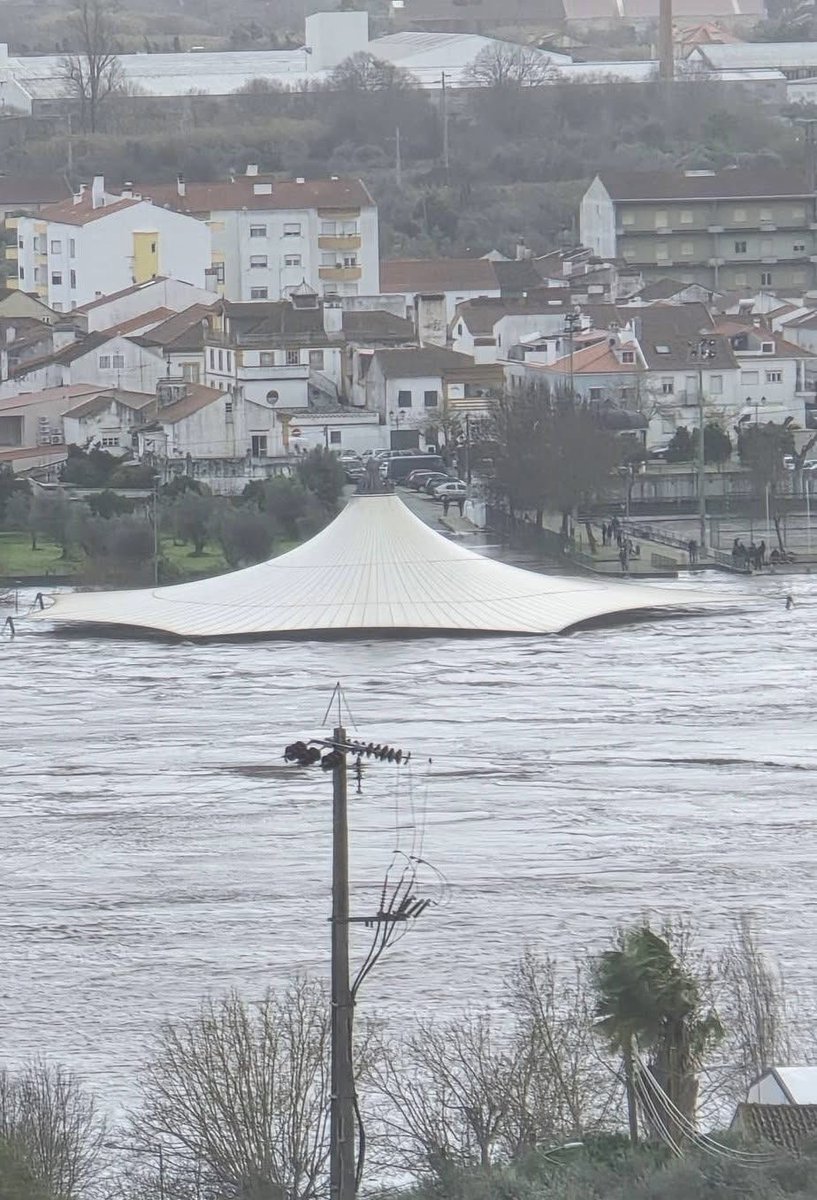 itsricardolopes's tweet photo. Isto é em Abrantes: de manhã para a tarde subiu imenso 😱 não me lembro de alguma vez ter visto isto assim https://t.co/GqdMsWbsjq