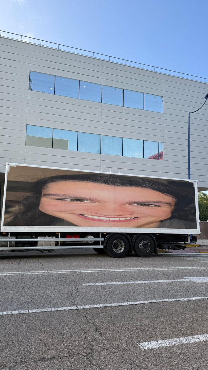 El camión de amaia ya en Sevilla y siendo perfecto ufff