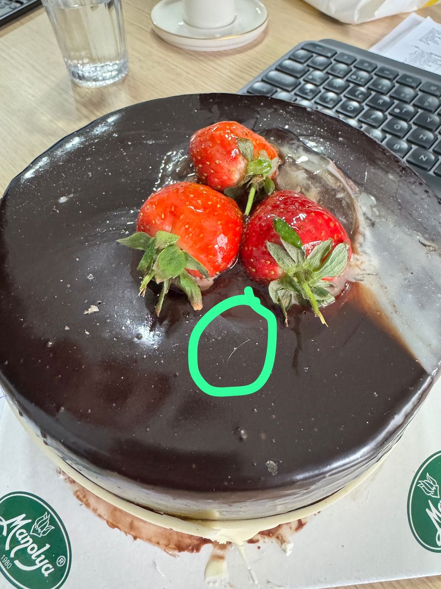mapsmavi's tweet photo. Bugün yemeksepetinden sipariş ettiğim ve @ManolyaPastane tütüncü mehmet efendi şbnin gönderdiği kıllı pasta ektedir. Yemeksepetini beklemeyip pastaneye gittim.gayet rahat ve sakin şekilde yenisini istiyor musunuz dediler ve pastayı dolaba kaldırdılar. @denetlecomtr https://t.co/2SqfvoJpjl