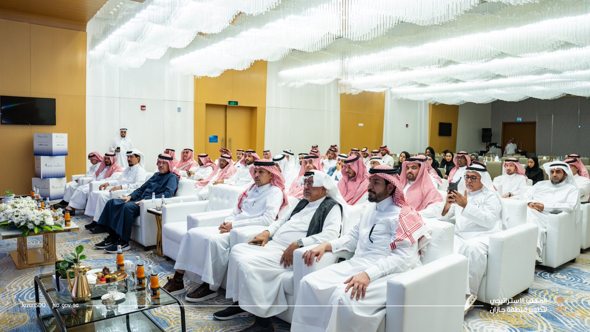 بتوجيه من سمو أمير منطقة جازان رئيس اللجنة الإشرافية لـ #المكتب_الاستراتيجي_لتطوير_جازان
#محمد_بن_عبدالعزيز

نظم المكتب الاستراتيجي بالتعاون مع #غرفة_جازان، لقاءً تعريفياً لعددٍ من رجال الأعمال والمستثمرين، تعزيزاً لمنظومة الاستثمار في المنطقة.