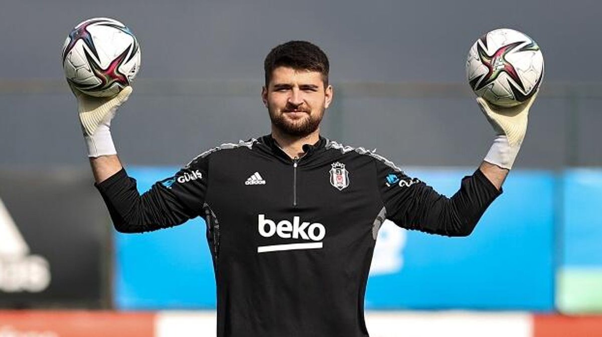 kaleciligini falan siktir et her pozisyonda ana baci sövmesine fena yariliyoruz amk