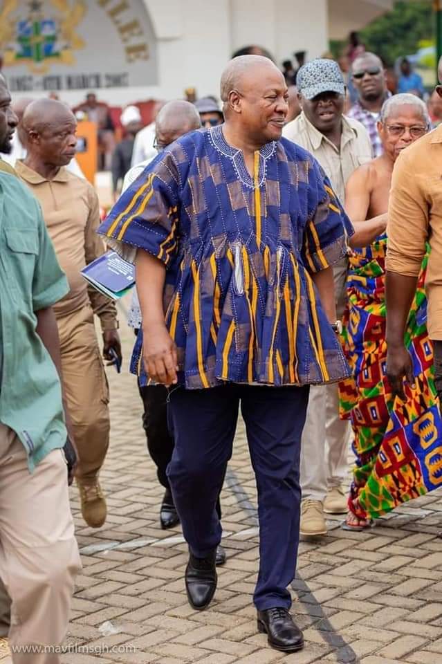 qwesisteven's tweet photo. @ChabzOfficial You guys have been pushing this but I'm yet to see you post a Zambian woman wearing it or something similar. This is Ghana by the way https://t.co/65jzrnKUI6