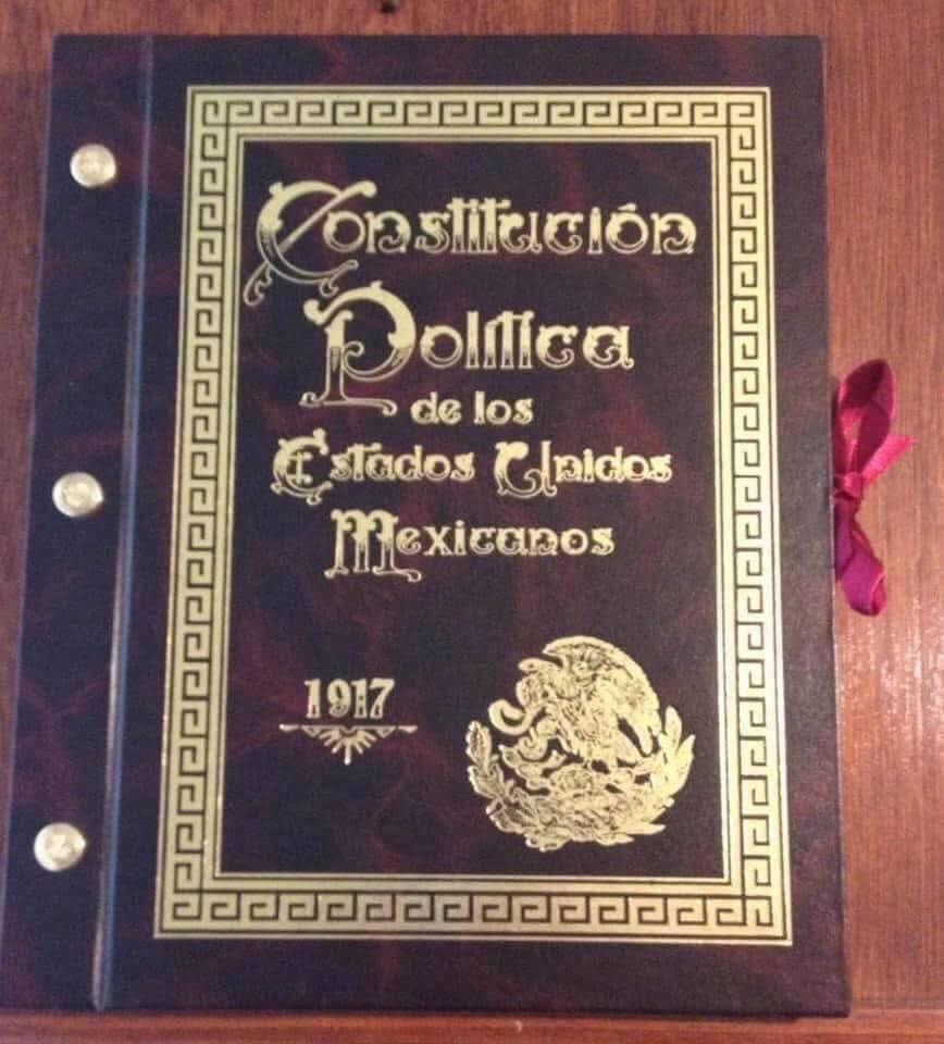 La Constitución tiene 136 artículos en 9 capítulos se divide en dos: 

La dogmática: los derechos fundamentales o humanos.

La orgánica: división de poderes y funcionamiento de  instituciones. 

Promulgada 5 de febrero de 1917. Primer ejemplar en el Archivo General de la Nación.