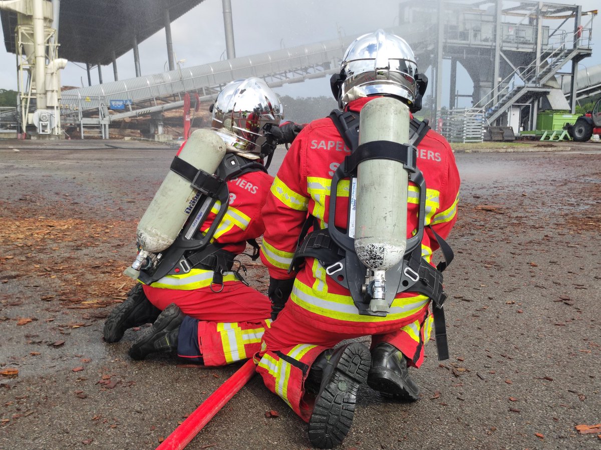 Sdis973's tweet photo. Exercice 🧑‍🚒 @Sdis973  en partenariat avec le CIS 🏣 #Macouria 🚒, la centrale biomasse de production electrique💡🔌 #IPEX  🪵🪾 #Montsinnery 🌳🌿🌴 #Guyane https://t.co/QvgChFKePU