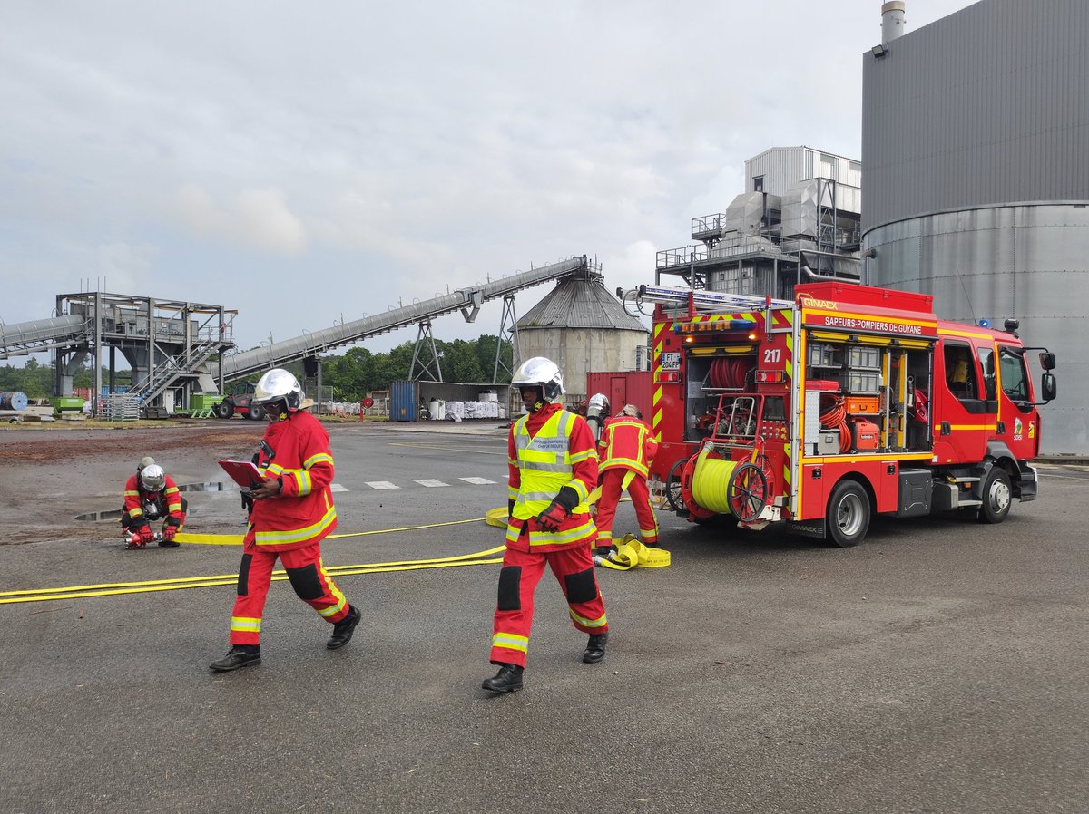 Sdis973's tweet photo. Exercice 🧑‍🚒 @Sdis973  en partenariat avec le CIS 🏣 #Macouria 🚒, la centrale biomasse de production electrique💡🔌 #IPEX  🪵🪾 #Montsinnery 🌳🌿🌴 #Guyane https://t.co/QvgChFKePU