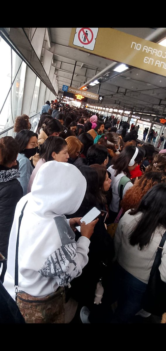 caballerorealde's tweet photo. Hoy debido a la negligencia del @MetroCDMX varios ciudadanos tuvimos que buscar alternativas para poder llegar a nuestros centros de trabajo o escuela. @ClaraBrugadaM y @AdrianRubalcava brillan por su ausencia, si esto es el día de hoy que pasara cuando inicie el mundial.
#CDMX https://t.co/fX2tJntsv4