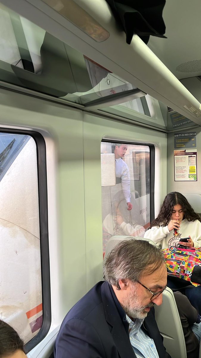 IsleyValentine's tweet photo. @AfectRodalies @rodalies ¿Que dos conductores se paren a hablar varios minutos es algún tipo de incidencia programada? Esto justo antes de llegar a Mollet. Solo digo. https://t.co/vRogQOlxSD