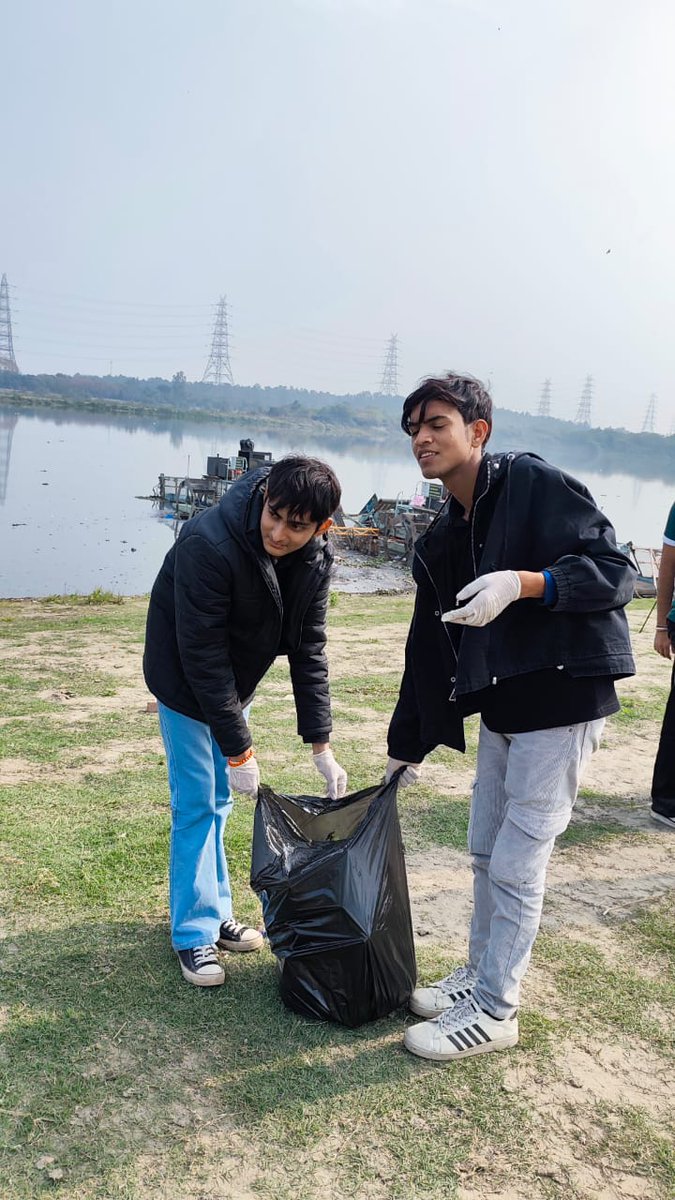 nsskmc's tweet photo. 𝗡𝗦𝗦 𝗞𝗠𝗖 participated in the 𝗕𝗮𝗰𝗸 𝘁𝗼 𝗕𝗹𝘂𝗲 - 𝗬𝗮𝗺𝘂𝗻𝗮 𝗖𝗹𝗲𝗮𝗻𝗹𝗶𝗻𝗲𝘀𝘀 𝗗𝗿𝗶𝘃𝗲 on 1 Feb 2026, organised by NSS Bennett University. From Awareness Walks to Riverbank Cleanup &amp; Yamuna Aarti, youth came forward.
@_NSSIndia 
@nssrddelhi 
@YASMinistry https://t.co/fJ95Oyd86u
