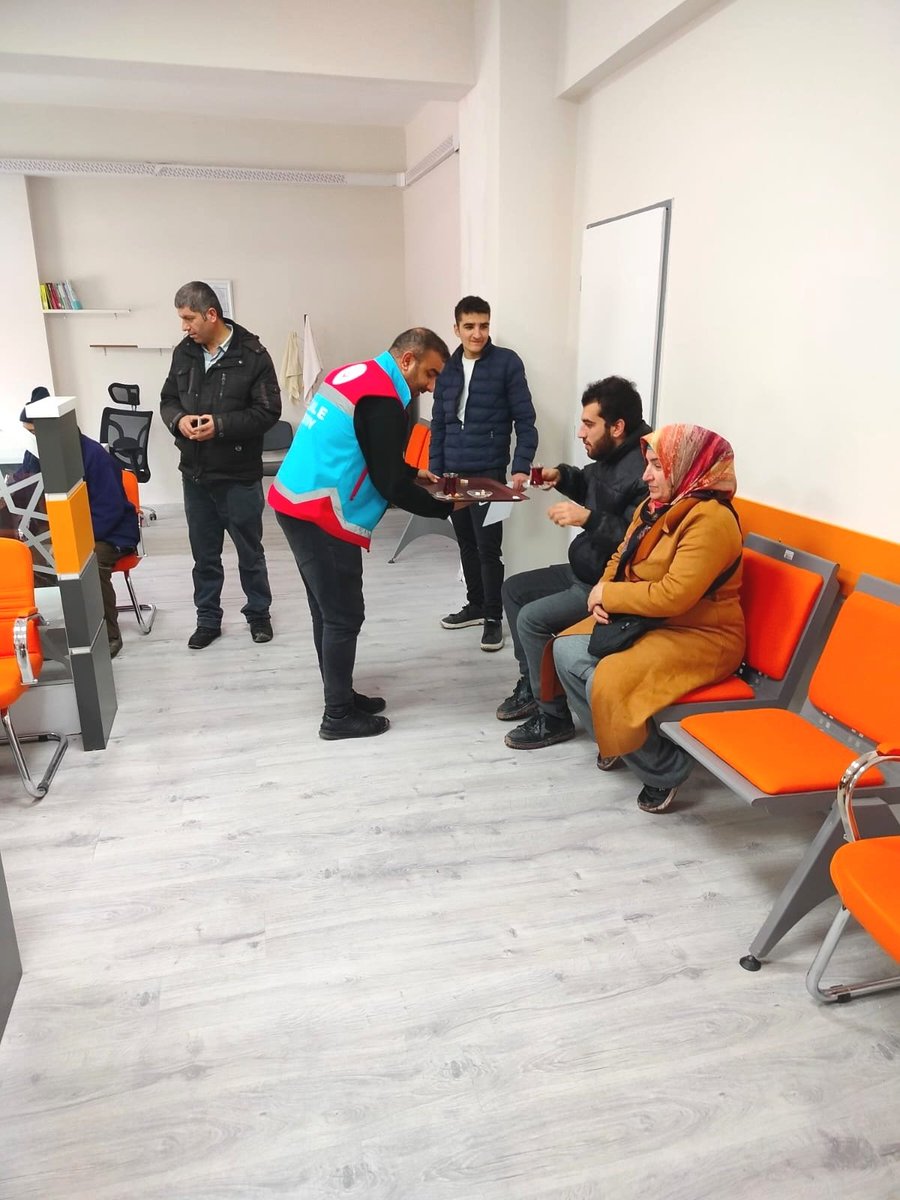 Malatyailnufus's tweet photo. Küçük bir ilçe, büyük bir gönül 🌿

Kimlik, pasaport, ehliyet…
Ve bir de güler yüzle ikram edilen çay.
Vatandaşına sadece hizmet değil, 
gönül de sunan,
Kale İlçe Nüfus Müdürlüğümüzdeki kıymetli mesai arkadaşlarımızla gurur duyuyoruz.
@TCMalatyaV 
@SeddarYavuz 
@TCNufus https://t.co/NiCOuCpasD