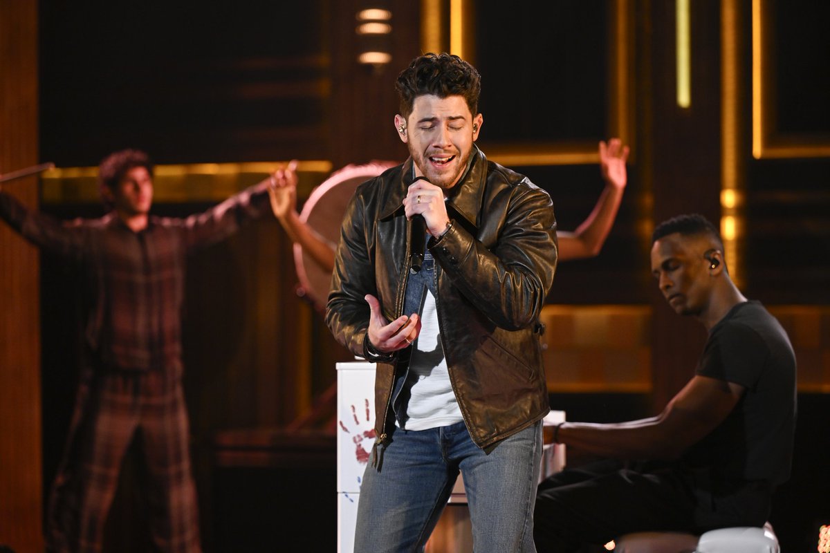 teamjonasargtw's tweet photo. — @nickjonas presentando 'Gut Punch' en The Tonight Show 🤍 https://t.co/CS2sMRx1YU