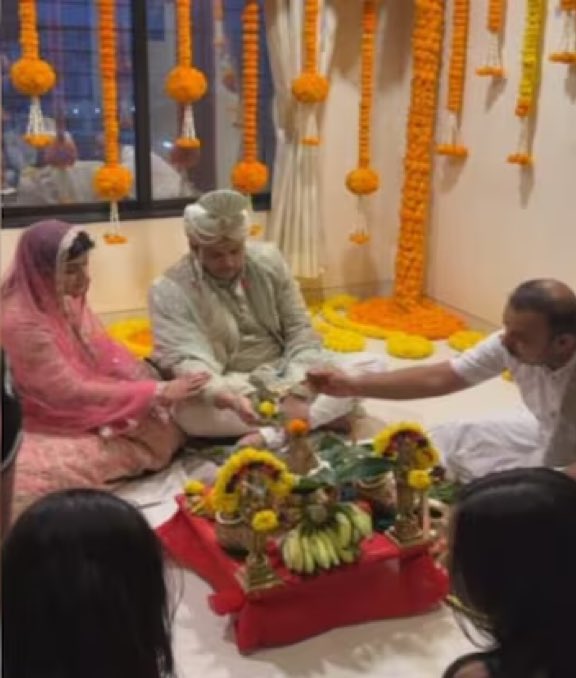 gharkekalesh's tweet image. Couple Buys House Instead Of Throwing A Lavish Wedding, Gets Married Inside Their New Flat 🫡