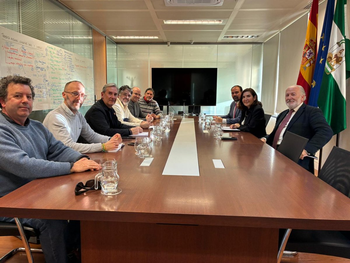 UGT_Ayesa_AT's tweet photo. La consejera de Empleo, Empresa y Trabajo Autónomo de la Junta de Andalucía recibe a #UGT y muestra su compromiso con la plantilla de #AYESA por el mantenimiento del empleo tras la venta de AYESA
@UGT_Andalucia
https://t.co/YyWQ5rnohk https://t.co/W4AU2BZRqB