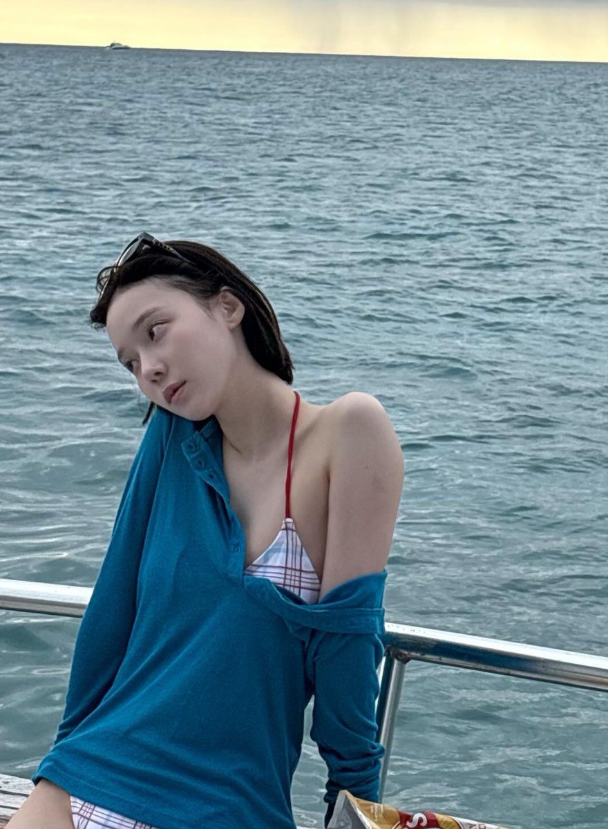 joyminjeong's tweet photo. WINTER IN A BIKINI HELLO???? https://t.co/2OzhNphZsT