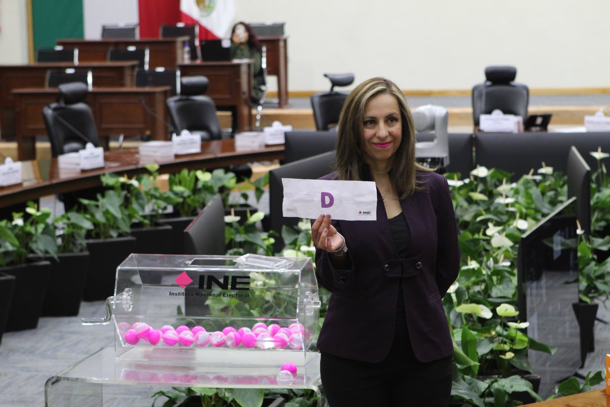 El Consejo General del <a href="/INEMexico/">@INEMexico</a> definió, mediante sorteo, la letra con la que iniciará la selección de ciudadanos para las mesas directivas de casilla en Coahuila.

🗳️ La letra es: D (del primer apellido).

Esto corresponde al proceso electoral local 2025-2026.

El mecanismo