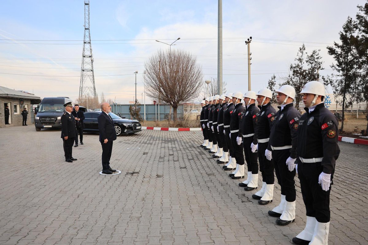 av_mehmetsaglam's tweet photo. 📍 Iğdır
Kolluk Gözetim Komisyonu üyelerimizle birlikte lğdır İl Emniyet Müdürlüğü' nü ziyaret ettik.

Ziyaretimiz kapsamında, Iğdır İl Emniyet Müdürümüz Sn. Niyazi Turgay’dan yürütülen çalışmalara ilişkin kapsamlı brifingler aldık.

Görüşmelerimizde; kolluk hizmetlerinin etkinliği, kurumsal işleyiş ve sahadaki uygulamalara ilişkin karşılıklı istişareler gerçekleştirdik. Özveriyle görev yapan emniyet personelimize teşekkür ediyor, çalışmalarında başarılar diliyorum.