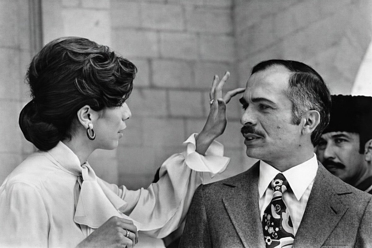 Jordan1956's tweet photo. في لحظة جميلة جمعت الملك الحسين بن طلال والملكة علياء عام 1975، لمست الملكة جبين زوجها بحنان. وتوفيت الملكة علياء بعد ذلك بعامين في حادث تحطم مروحية مأساوي، رحمها الله ورحم الملك حسين. https://t.co/Iqn4sQFhr6
