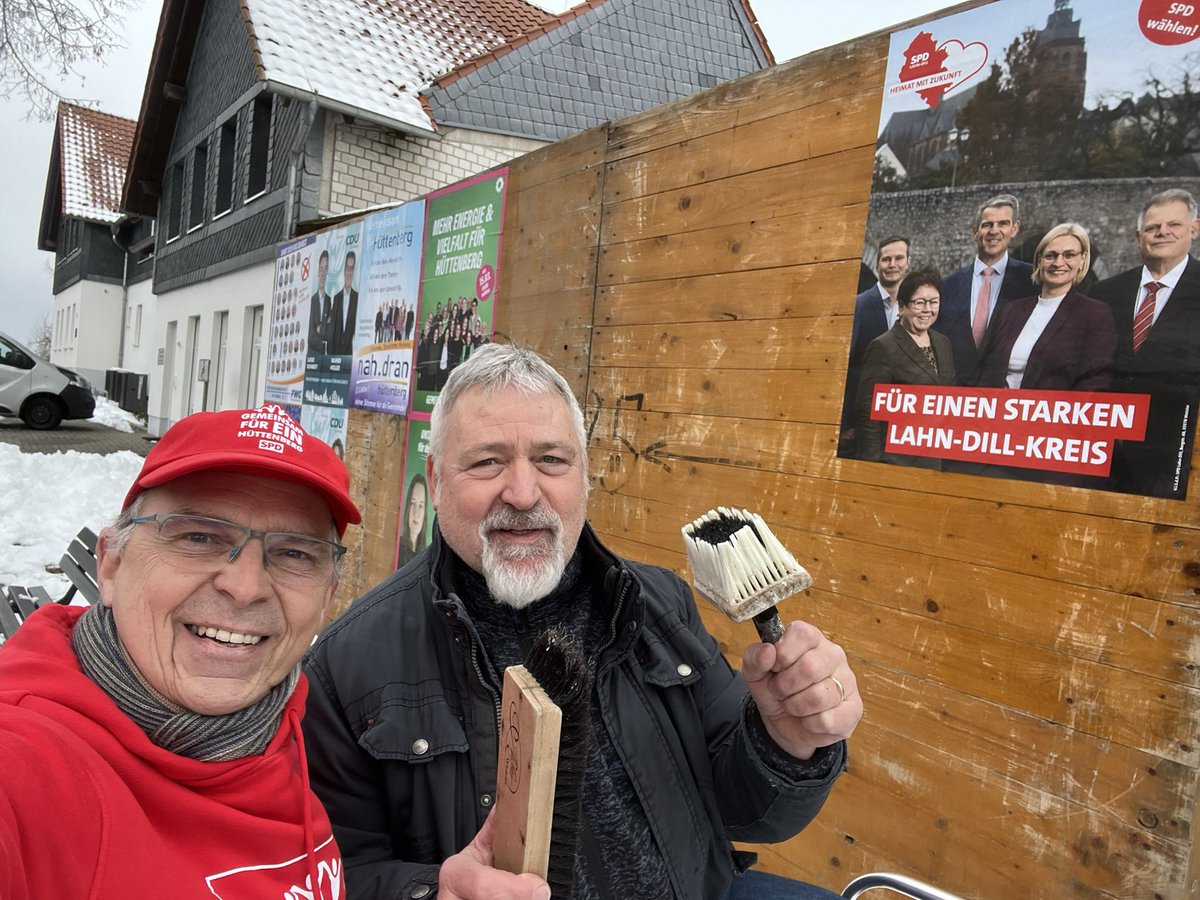 Wahlkampf ist,wenn Fraktionsvorsitzender und Ortsvereinsvorsitzender gemeinsam kleben gehen ✊
Am 15.3. (sonst auch 😉) #SPD wählen
#hüttenberg