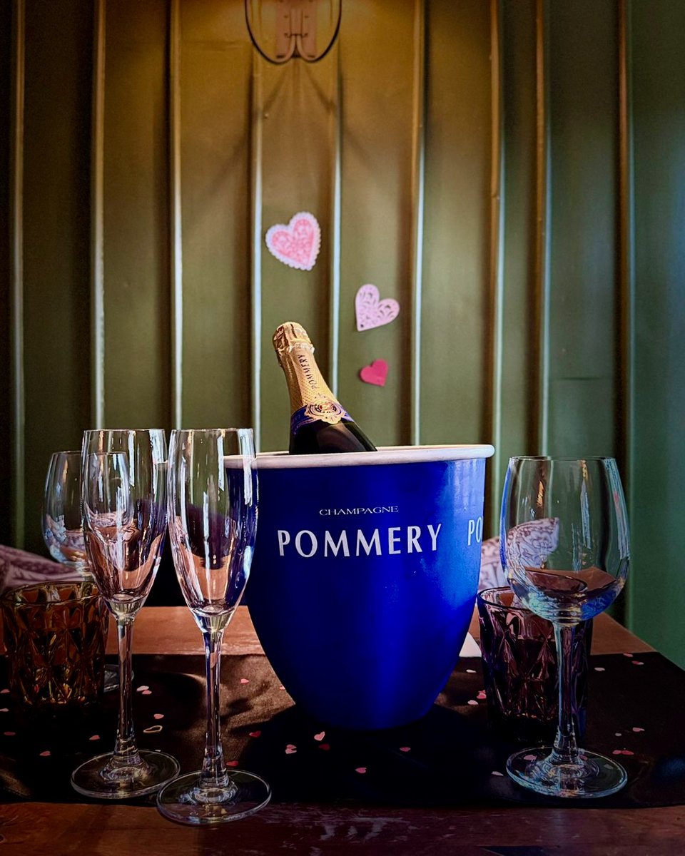 RedLionLongComp's tweet photo. Celebrate #ValentinesDay at The Red Lion in Long Compton, with a candle-lit three-course evening meal 🥰. 

Check out our #ValentinesMenu via the link below and then get in touch to book:

https://t.co/pTtstFT2NO https://t.co/HaMDTjJLAZ