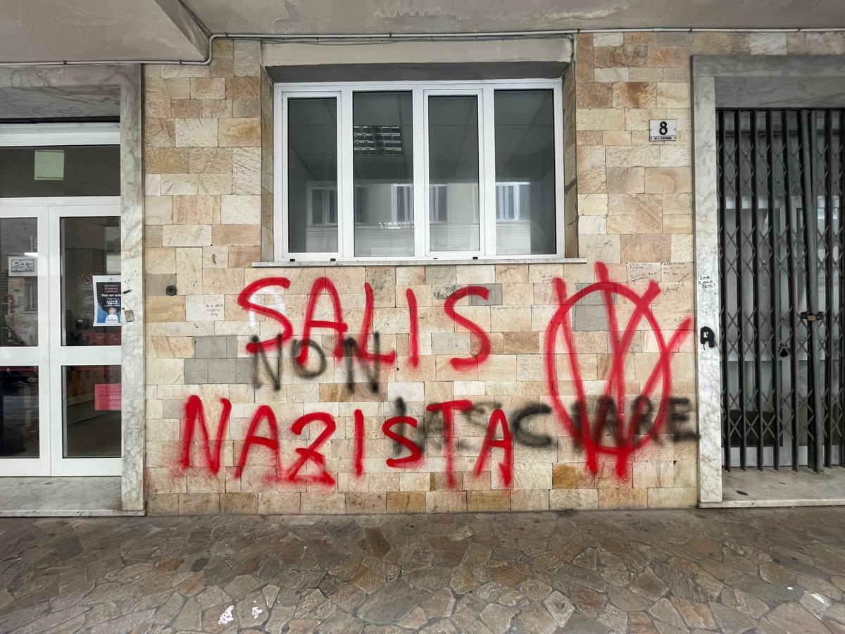silvia_salis's tweet image. Stamattina ci siamo svegliati con tre scuole di Genova imbrattate con scritte come questa. L’accostamento, del tutto aberrante, tra vaccinazioni, percorsi educativi e richiami a pedofilia e nazismo restituisce il livello culturale e umano di chi ha compiuto questi atti.