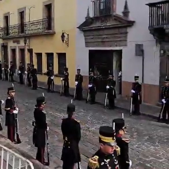 GildoGarzaMx's tweet photo. #México | Así permanecen las calles aledañas al Teatro de la República, donde en unos minutos @Claudiashein encabezará la ceremonia por el 109 aniversario de la Constitución de 1917 en #Querétaro
No se ve a ninguna autoridad estatal “prohibiendo accesos”: el control del perímetro y los cierres están a cargo del Estado Mayor y la logística federal.