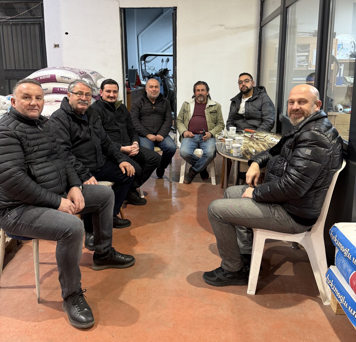 📍Geyve 

İlçemizin değerli esnaflarından Servet Uysal ağabeyimin misafiri olduk. Nazik misafirperverliği ve hoş sohbetlerinden dolayı teşekkür ederiz.